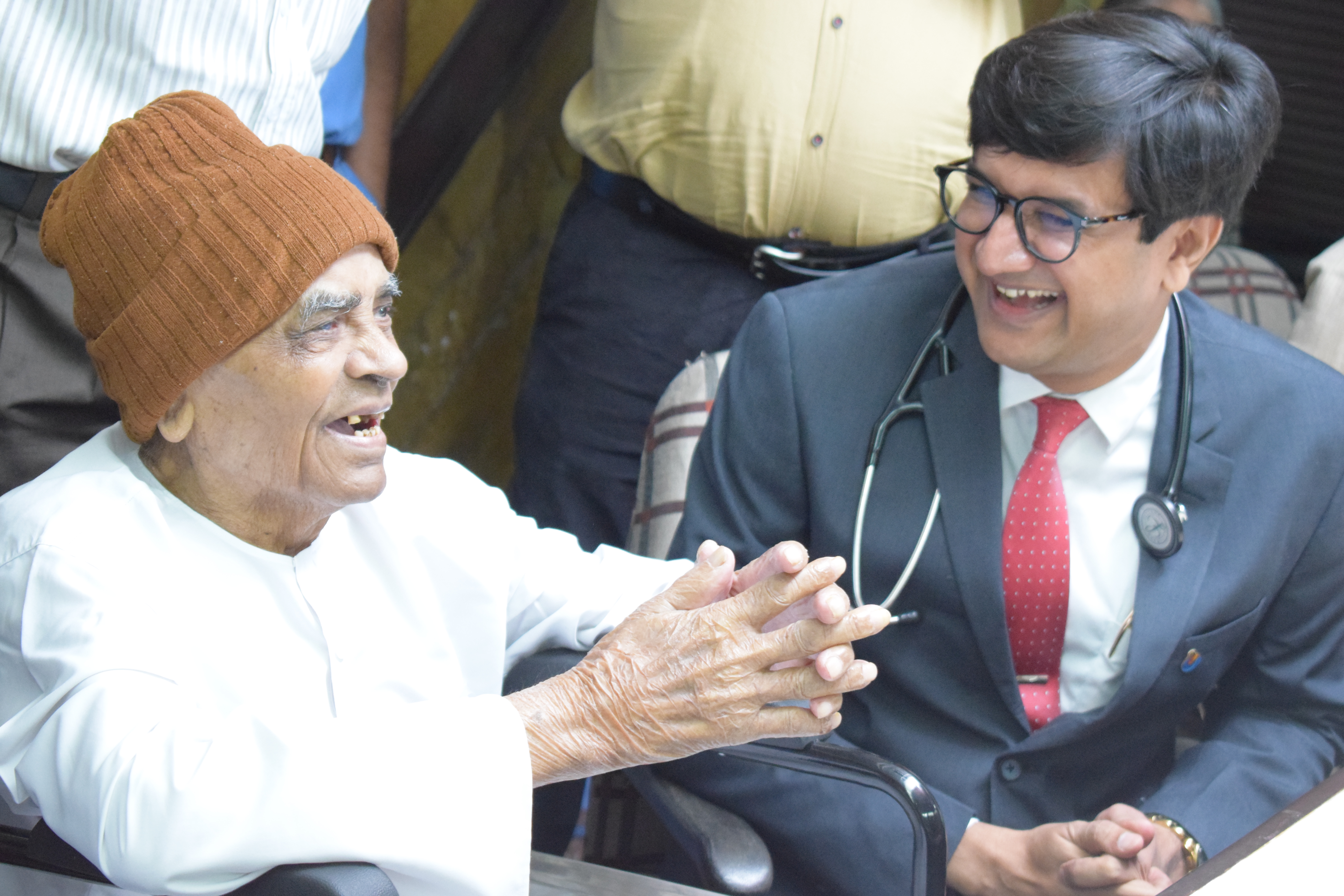 Dr. Hitesh J Shah with a patient at Kahan Cardiac Clinic