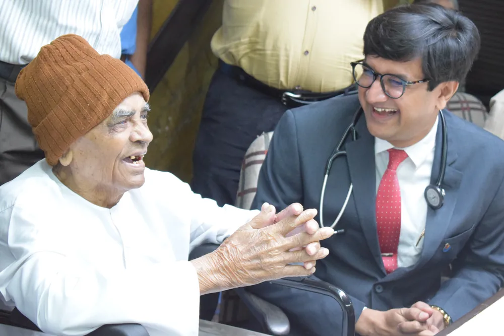 Dr. Hitesh J Shah with a patient at Kahan Cardiac Clinic